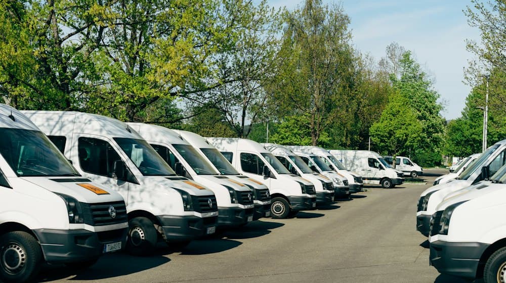 Una flota de furgonetas de servicio aparcadas en fila.